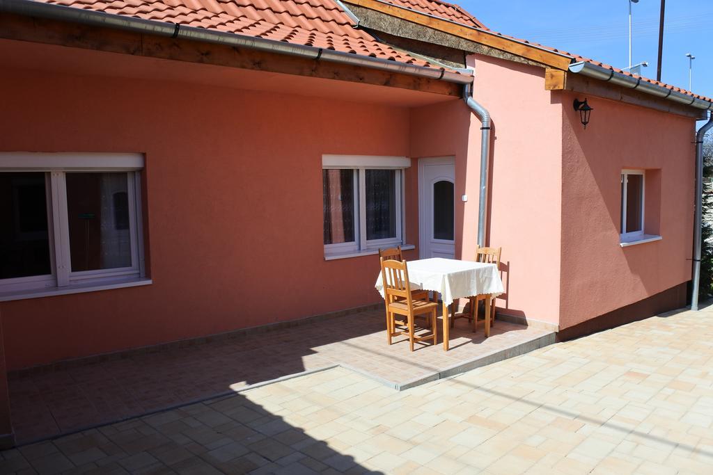 Kisasszony Apartman 埃格尔 外观 照片