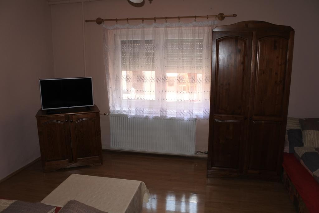 Kisasszony Apartman 埃格尔 外观 照片
