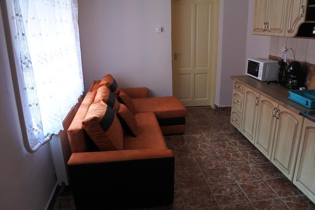 Kisasszony Apartman 埃格尔 外观 照片